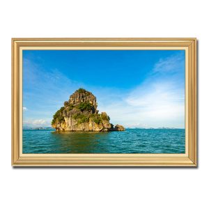 Bức tranh đẹp về Vịnh Hạ Long với hình ảnh một hòn đảo đá nổi giữa biển xanh