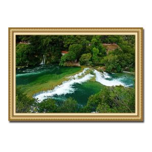 Những dòng thác nhỏ nhưng siêu đẹp chảy trên dòng suối hiền hòa trong xanh