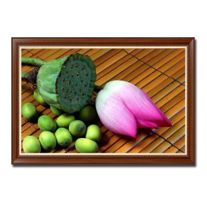 Bức tranh treo phòng ăn đẹp hình ảnh bát sen và hạt cũng bông sen hồng trên nền chiếu trúc