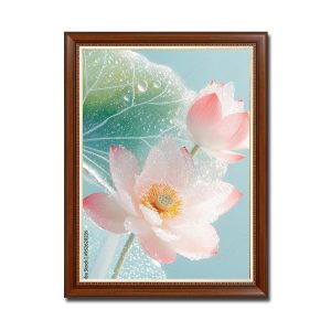 Bức tranh khổ đứng đẹp hình ảnh lá và hoa sen hồng trong suốt và hiệu ứng giọt sương