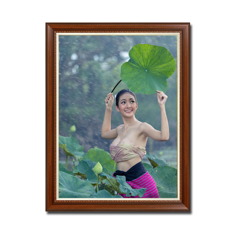 Tranh khổ đứng người đẹp tạo dáng trong đầm sen dưới mưa