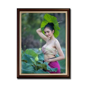 Bức tranh người đẹp và sen kiểu khổ đứng
