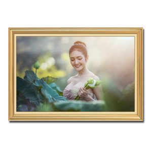 Tranh treo tường người đẹp trong đầm sen trắng