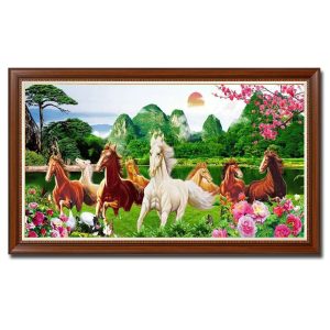 Mẫu tranh bát mã đẹp hình ảnh ngựa phi trên cỏ xanh với hoa mẫu đơn, hoa đào và núi non phong thủy