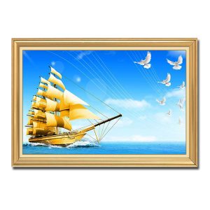 Mẫu tranh treo tường đẹp hình ảnh thuyền buồm vàng rẽ sóng chạy trên biển