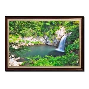 Mẫu tranh phong thủy đẹp hình ảnh thác nước chảy xuống hồ