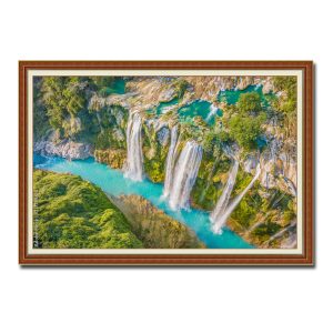 Bức tranh đẹp hình ảnh những dòng thác chảy từ trên vách đá rong rêu xuống dòng sông xanh biếc