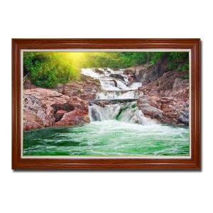 Tại trung tâm bức tranh là hình ảnh dòng thác nước chảy từ trên rừng