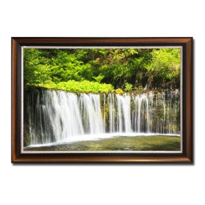 Bức tranh thác nước đẹp với những dòng chảy phủ đều lên mặt vách núi