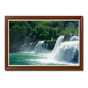 Bức tranh đẹp với hình ảnh những dóng thác chảy nước tung bọt trắng
