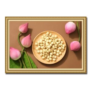 Mẫu tranh được tạo hình nghệ thuật với đĩa hạt sen tròn ở giữa