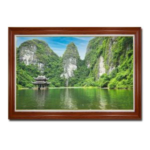 Tranh phong cảnh Tràng An Ninh Bình đẹp với hình ảnh thủy đình giữa hồ và núi non xanh tươi