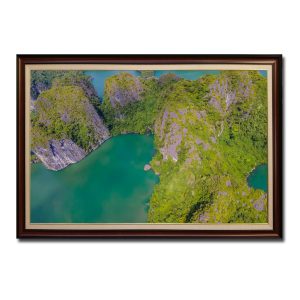 Bức tranh treo tường hình ảnh những ngọn núi trên biển Vịnh Hạ Long nhìn từ trên cao xuống