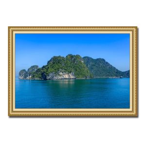 Bức tranh đẹp hình ảnh ngọn núi nổi giữa biển Vịnh Hạ Long nước xanh biếc