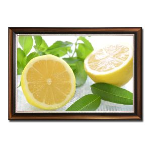 Mẫu tranh phòng bếp đẹp hình ảnh hai nửa quả chanh ruột vàng và những lá xanh