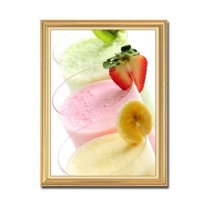 Mẫu tranh phòng ăn đẹp khổ đứng hình ảnh ly nước ép dâu tây, chuối, kiwi