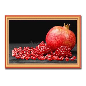 Mẫu tranh treo phòng ăn đẹp hình ảnh quả lựu và những hạt chín đỏ mọng xung quanh