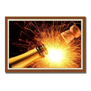 Mẫu tranh treo phòng ăn đẹp hình ảnh chai rượu và hiệu ứng chùm sáng