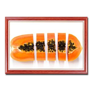 Mẫu tranh phòng ăn đẹp hình ảnh nửa quả đu đủ được cắt thành các miếng