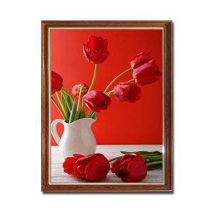 Mẫu tranh khổ đứng hình ảnh bình hoa tulip đỏ và nền tường đỏ rực rỡ