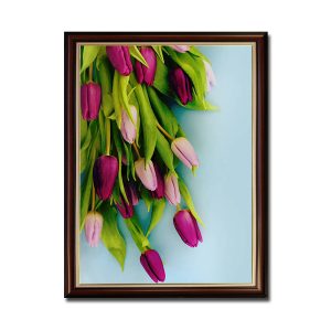 Mẫu tranh khổ đứng đẹp hình ảnh bó hoa tulip nhiều màu dáng thả