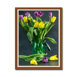 Mẫu tranh khổ đứng hình ảnh những bông hoa tulip nhiều màu sắc cắm trong bình thủy tinh trong suốt