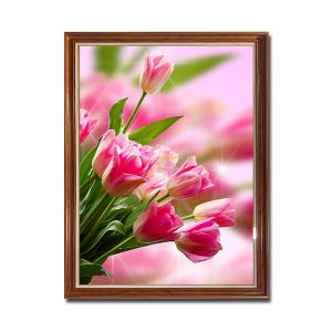 Mẫu tranh khổ dọc đẹp hình ảnh hoa tulip phớt hồng trên nền hồng loang mờ