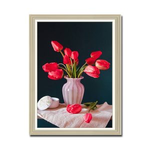 Mẫu tranh khổ dọc đẹp hình ảnh bình hoa tulip đỏ kiểu tĩnh vật