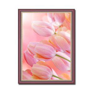 Mẫu tranh khổ dọc hình ảnh những bông hoa tulip màu hồng trẻ trung lãng mạn
