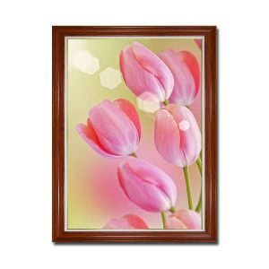 Mẫu tranh khổ đứng đẹp hình ảnh hoa tulip màu hồng tươi trên nền xanh loang hồng