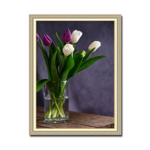 Mẫu tranh khổ đứng hình ảnh bình hoa tulip đẹp với những bông màu tím và trắng