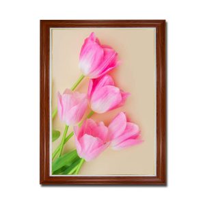 Mẫu tranh khổ đứng đẹp hình ảnh những bông hoa tulip màu hồng tươi trên nền màu kem