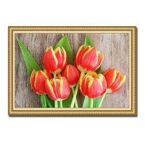 Mẫu tranh treo tường hình ảnh những bông hoa tulip màu cam vàng trên nền gỗ đẹp