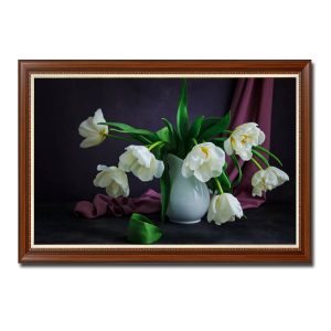 Mẫu tranh treo tường đẹp hình ảnh bình hoa tulip trắng trong không gian thiếu sáng