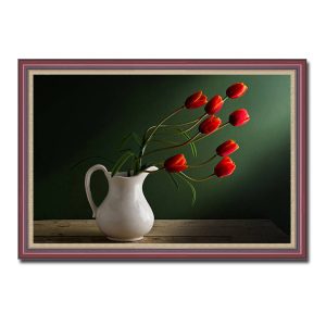 Mẫu tranh treo tường hình ảnh cành hoa tulip đỏ cắm nghệ thuật trong bình sứ trắng