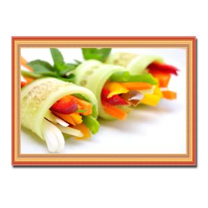Mẫu tranh phòng bếp đẹp hình ảnh những miếng salad rau củ cuộn tươi ngon