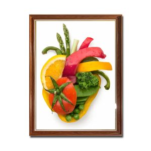 Mẫu tranh phòng bếp đẹp hình ảnh salad rau củ quả xếp thành hình quả tim