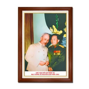 Bức tranh đẹp hình ảnh Bác Hồ và Bác Giáp đứng cạnh nhau được chụp năm 1962